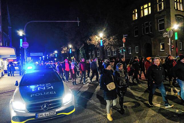 Die sogenannten Montagsspaziergänger legten kurzzeitig den Verkehr auf der Ekkehardstraße lahm. Die Polizei musste die Fahrbahn absperren.