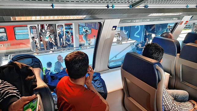 Obwohl das einigen Fahrgästen nicht ganz klar ist: In den Zügen der Bahn herrscht noch immer Maskenpflicht.