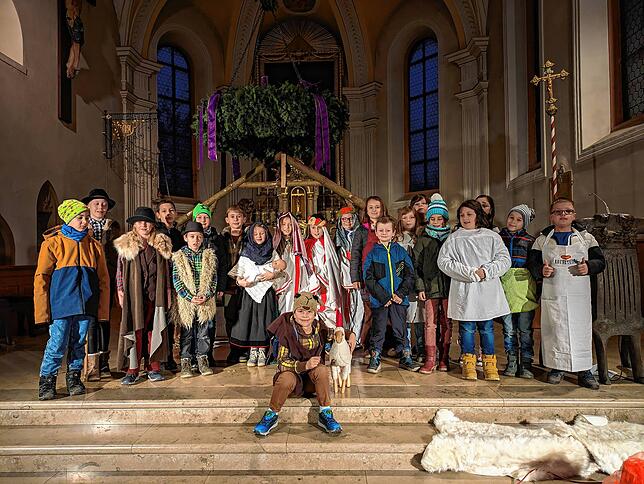 Die Kinder proben fleißig für ihr Krippenspiel im Gottesdienst.