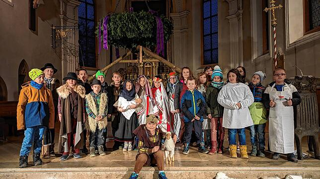 Die Kinder proben fleißig für ihr Krippenspiel im Gottesdienst.