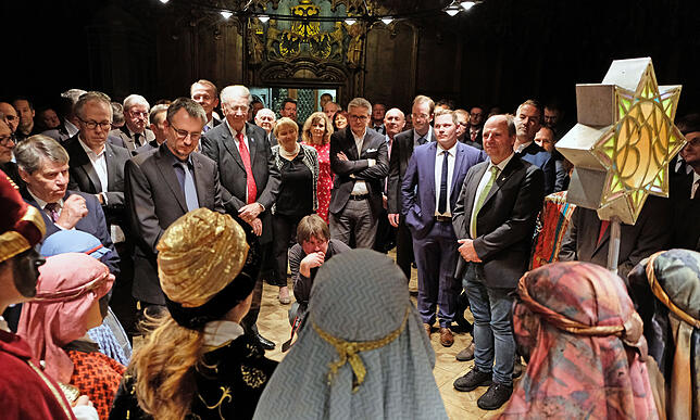 Ihre friedensstiftende Botschaft überbrachten die Sternsinger den Gästen des Dreikönigstrunks. Anschließend sammelten sie für behinderte ...