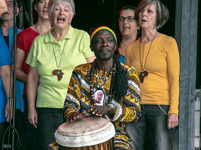 Schöne Rhythmen: Der Chor Simama Kwaya und Badou Sene aus dem Senegal.