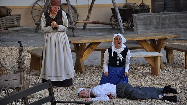 Große Trauer: Dorus&lsquo; Schwester Johanna wird von den Preußen erschossen. Liberatha und Marei weinen um sie.