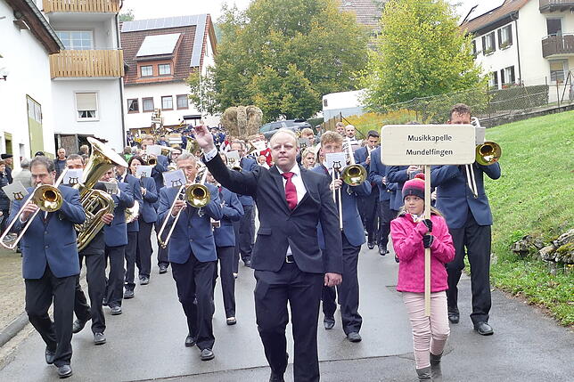 Bild 45: Tausende bejubeln beim Umzug des Kreiserntedankfestes die Leistung der Jugendlichen