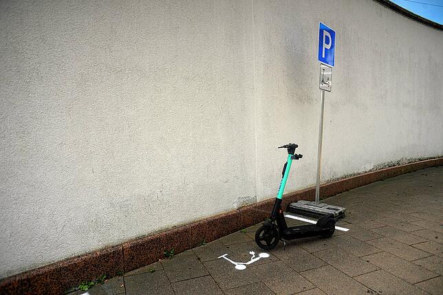 Auch wenn hier gerade lediglich ein Exemplar steht: Unter anderem am Romanshorner Platz gibt es eine Parkzone für die Tier-Scooter.