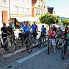 Erfolgreiche Radler: Ein Teil der Teilnehmer trifft sich mit Fahrrädern vor der Adler Post. 260 Menschen beteiligten sich an der Aktion ...