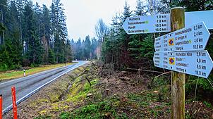 Entlang der Kreisstraße zwischen Hiesemicheleshöhe und Brogenkreuzung sind die ersten Arbeiten zum Bau eines Radweges jetzt erfolgt. Auf ...