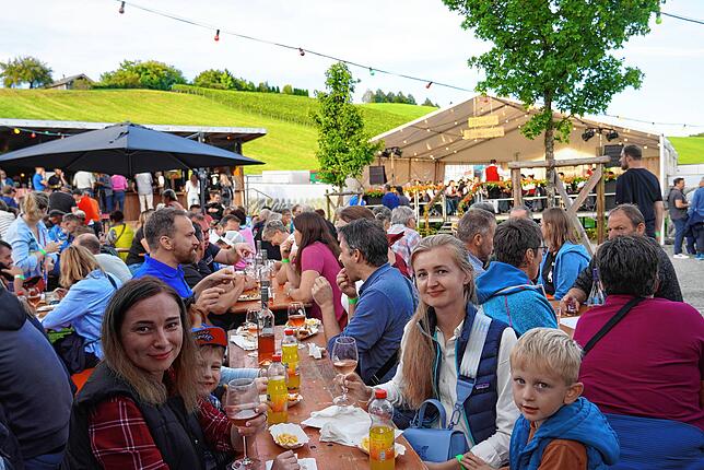 Bild 24: Hunderte Besucher genossen das 52. Bermatinger Weinfest
