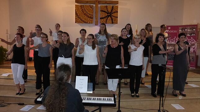 Der Frauenchor Zoffvoices aus Konstanz begeistert auch bei seinem zweiten Auftritt in der vollbesetzten Komminger Johanneskirche. Bild: ...