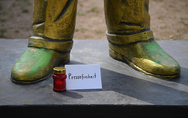 Ein Schild mit der Aufschrift „Pressefreiheit“ und ein Grablicht stehen im August 2018 auf dem Platz der Deutschen Einheit ...