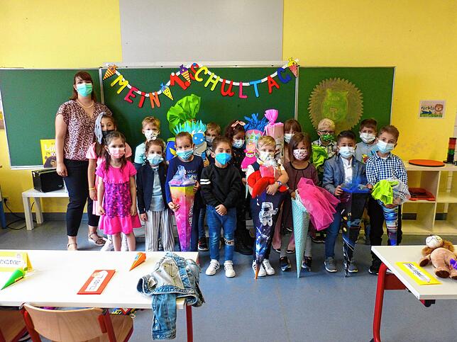 Erster Schultag auch für die Schüler der 1b am Standort Oberuhldingen. Klassenlehrerin Miriam Vogel posiert mit für das Einschulungsfoto.