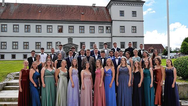 Die 39 Abiturientinnen und Abiturienten des Martin-Heidegger-Gymnasiums erhielten auf dem Abschlussfest ihr Reifezeugnis überreicht. ...
