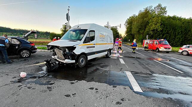 Mit einem schwarzen Audi kollidierte ein Transporter am Mittwochmorgen an der Kreuzung der Landesstraße L189 mit der Beurener ...