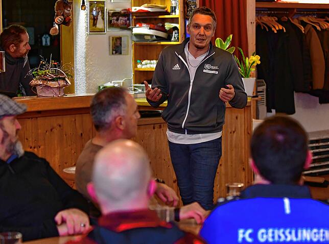 Schiedsrichter-Obmann Ralf Brombacher beim Dialog mit den Trainern: „Wir wollen auf keinen Fall eine Friedhofsatmosphäre schaffen. ...