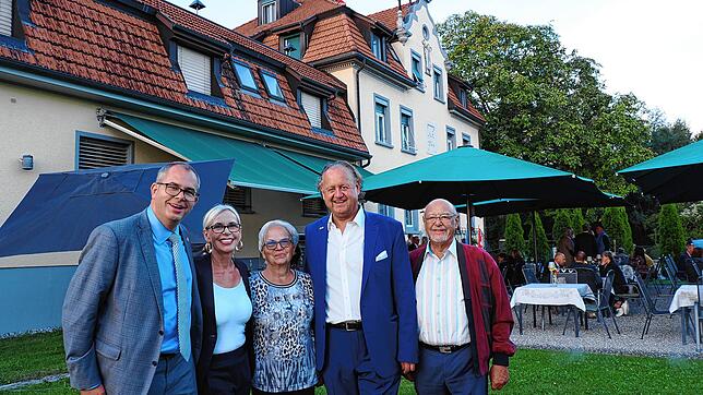 Bei der Eröffnung des Hotels Trompeterschlössle im Tägermoos direkt jenseits der Konstanzer Stadt- und der deutschen Staatsgrenze: Urs ...
