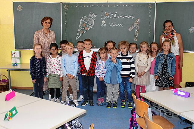 Klasse 1b: Die Erstklässler mit Klassenlehrerin Brigitte Hesse und Lehrerin Eva Fast
