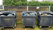 Hausmüll wird illegal in den Containern auf dem Friedhof entsorgt. Bild: Ralph Wegle