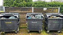 Hausmüll wird illegal in den Containern auf dem Friedhof entsorgt. Bild: Ralph Wegle