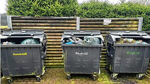 Hausmüll wird illegal in den Containern auf dem Friedhof entsorgt. Bild: Ralph Wegle