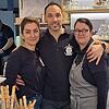 Adriano Potenza mit seiner Frau Tania Stella (links) und seiner langjährigen Mitarbeiterin Carmela Milione. Das kleine italienische Café ...