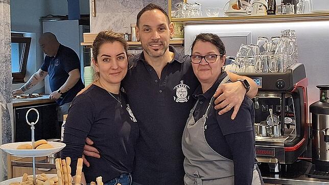 Adriano Potenza mit seiner Frau Tania Stella (links) und seiner langjährigen Mitarbeiterin Carmela Milione. Das kleine italienische Café ...