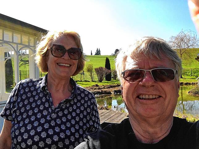 Sabine und Bernd Albrecht glücklich im heimischen Garten.