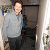 Der Leiter der Stadtgärtnerei, Bernd Kramm, zeigt den Abgang in einen Keller ohne Sinn und Zweck: Weil sich dort immer wieder Wasser ...
