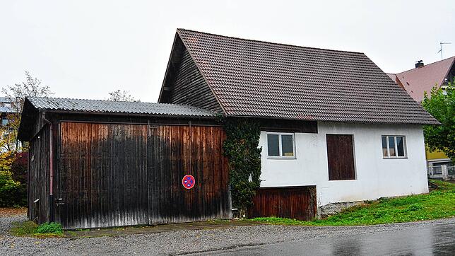 Wo heute das alte Raiffeisengebäude steht, soll im kommenden Jahr die Interimshalle für den Schul- und Vereinssport entstehen.