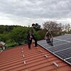 Die Installateure Wolfgang Striewe (links) und Friedemar Schreiber montieren im Mai 2017 Solarpanels für eine Photovoltaik-Anlage zur ...
