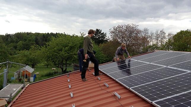 Die Installateure Wolfgang Striewe (links) und Friedemar Schreiber montieren im Mai 2017 Solarpanels für eine Photovoltaik-Anlage zur ...