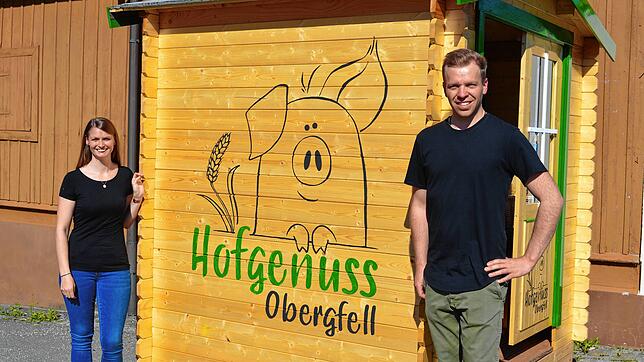 Philipp Obergfell und Lisa Basler vor dem neu installierten Verkaufshäuschen in Schabenhausen, in dem der reich bestückte ...