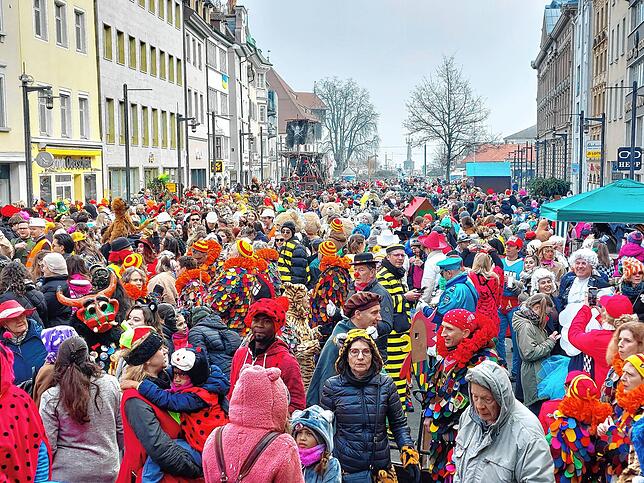 Das Piratenschiff (Bildmitte) fährt langsam auf die Marktstätte ein. Zahlreiche Mäschgerle verwandeln den zentralen Platz in Konstanz in ...