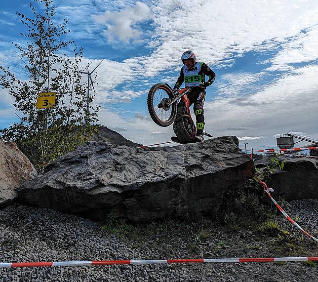 Die Füße immer auf den Pedale: Beim Motorrad-Trial gibt es Abzüge, wenn die Füße des Fahrers den Boden berühren.