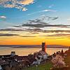 Abendstimmung über Meersburg: Das Bild gelang Leserreporter Peter Köstlinger vor wenigen Tagen. Die Glocke im Turm der Stadtkirche, der ...