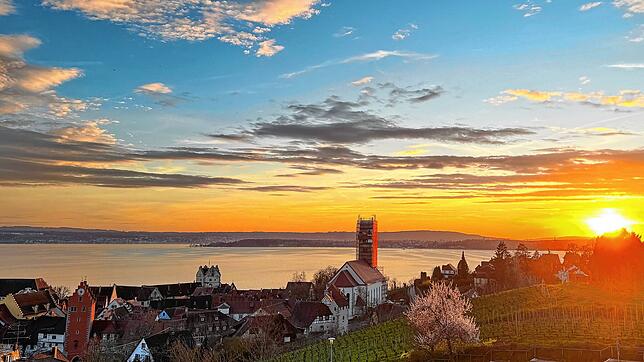 Abendstimmung über Meersburg: Das Bild gelang Leserreporter Peter Köstlinger vor wenigen Tagen. Die Glocke im Turm der Stadtkirche, der ...