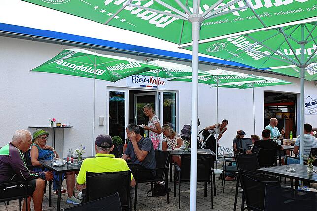 Die ersten Gäste genießen ihren Kaffee bei der Neueröffnung des Cafés von Alexander und Sandra Sulzmann in Rietheim auch draußen auf der ...