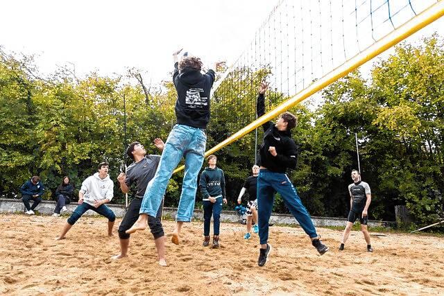 Unterhaltung für die ganze Familie: Auch an Land kann man sich beim WSCÜ abwechslungsreich betätigen – etwa auf dem Beach-Volleyball ...