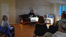 Die Konstanzer Autorin Christine Zureich bei ihrer Lesung im Fürstenhäusle anlässlich der Droste-Literatur-Tage in Meersburg. Foto: ...