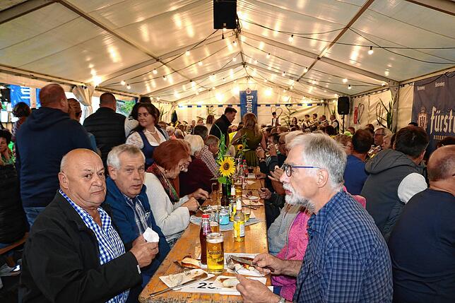 Bild 16: Neudingen zeigt sich blau-weiß Musikkapelle lud zum Bayerischen Wochenende