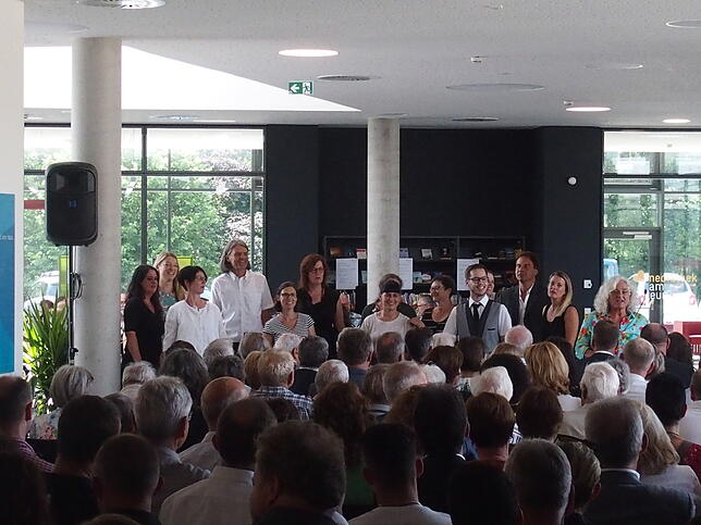 Singen den Gästen ein Willkommenslied (von links): Vivien Nagel, Annika Taube, Heike Steier-Schmidt, Markus Schababerle, Sarah Zwerger, ...