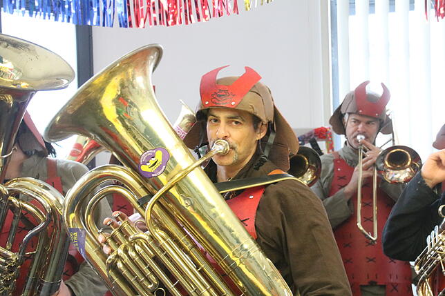 Bild 17: Narren besuchen an Rosenmontag die SÜDKURIER-Redaktion (Teil 1)