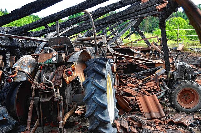 Verbranntes Landwirtschaftsgerät im Lilienweg: Traktoren, ein Auto und mehrere Zweiräder wurden ein Raub der Flammen. In der Scheune ...