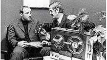 Uwe Seeler (links) wird von Dietmar Steinkamp  im Januar 1970 im Villinger Parkhotel für das Krankenhausradio interviewt.