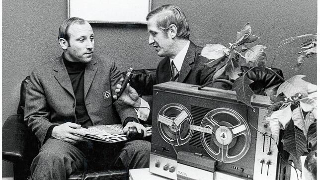 Uwe Seeler (links) wird von Dietmar Steinkamp  im Januar 1970 im Villinger Parkhotel für das Krankenhausradio interviewt.