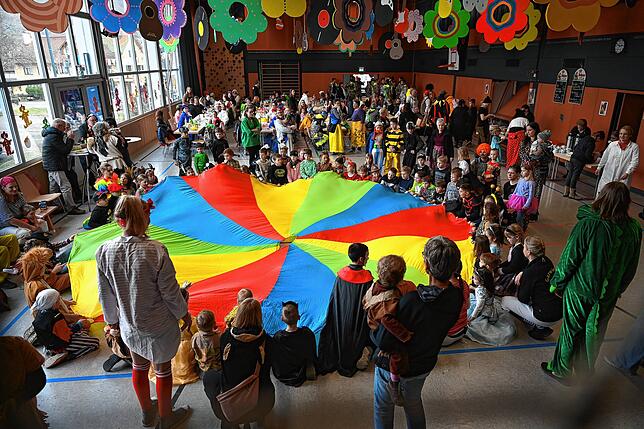 Begeistert nahm der Gurtweiler Narrensamen das Spielangebot der Gurtweiler Garwiedewiibli beim Kinderball am Schmutzigen Dunschdig an.