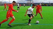 Der FC Pfaffenweiler (rotes Trikot) drehte einen 0:2-Rückstand gegen Tabellenführer Geisingen dank einer furiosen Schlussphase in einem ...