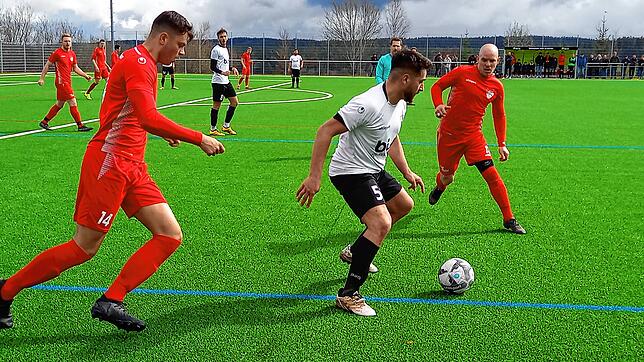 Der FC Pfaffenweiler (rotes Trikot) drehte einen 0:2-Rückstand gegen Tabellenführer Geisingen dank einer furiosen Schlussphase in einem ...
