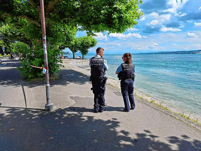 Zwei Beamten an der Seestraße. Zunächst war die Lage noch unklar.