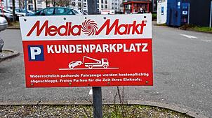 (Archivbild von März 2024) Auf dem Media-Markt-Parkplatz hat es am Wochenende beim Ausparken gekracht. Doch der Fahrer gibt der Polizei ...