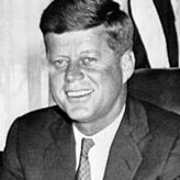 Präsident John F. Kennedy (1917-63) im Weißen Haus. Er erkannte den politischen Wert der Raumfahrt. Sein Nachfolger Lyndon B. Johnson ...